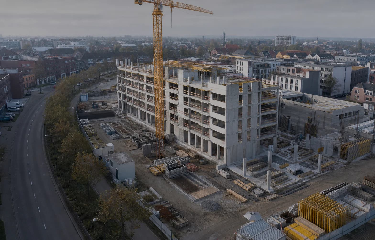 Aktive Baustelle aus einer wiederholbaren Drohnenperspektive