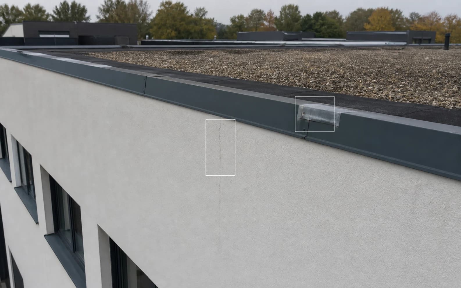 Dachkante und Fassade mit markierten sichtbaren Auffälligkeiten