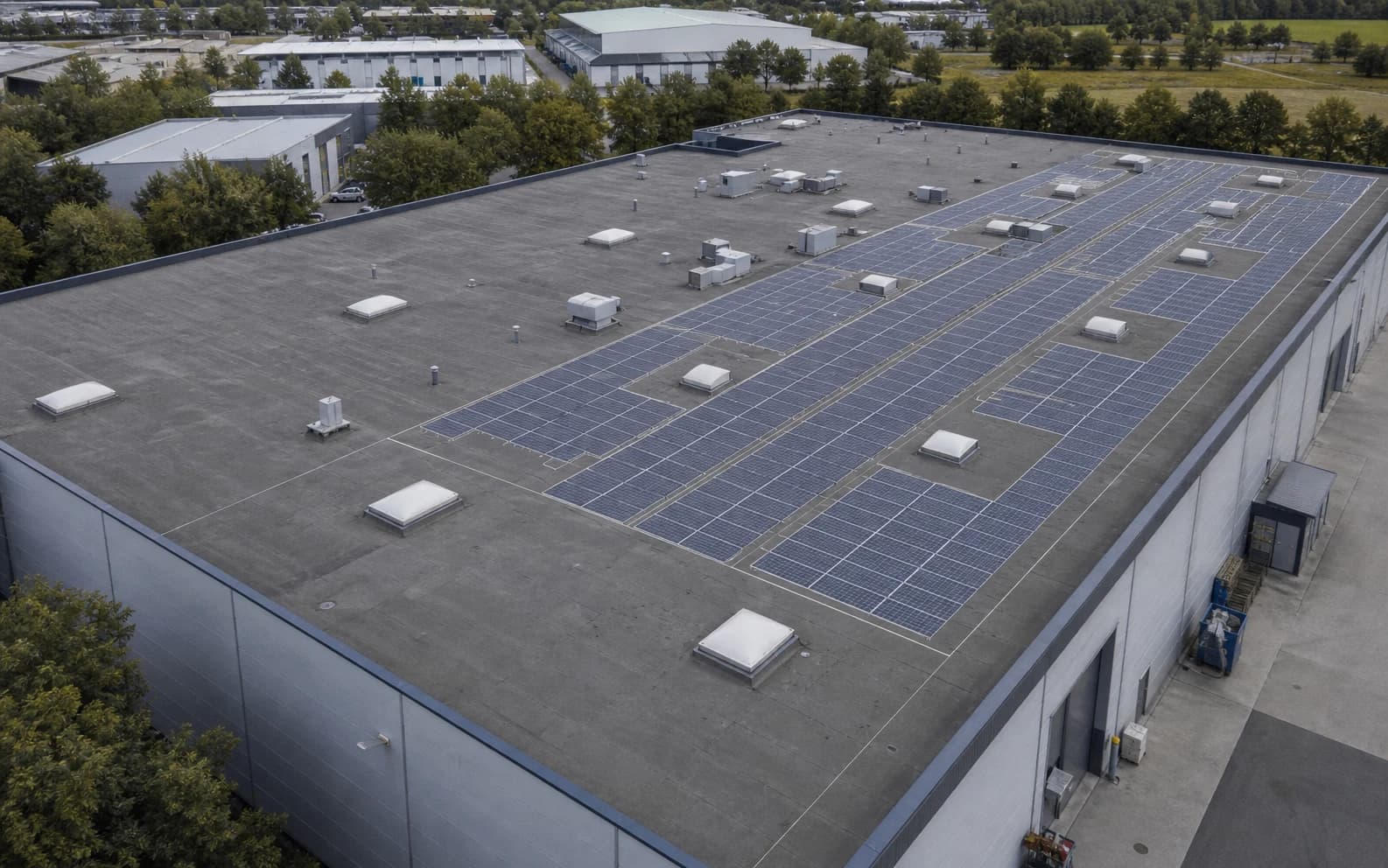 Digital erfasstes Gewerbedach mit Solar-Belegungsentwurf