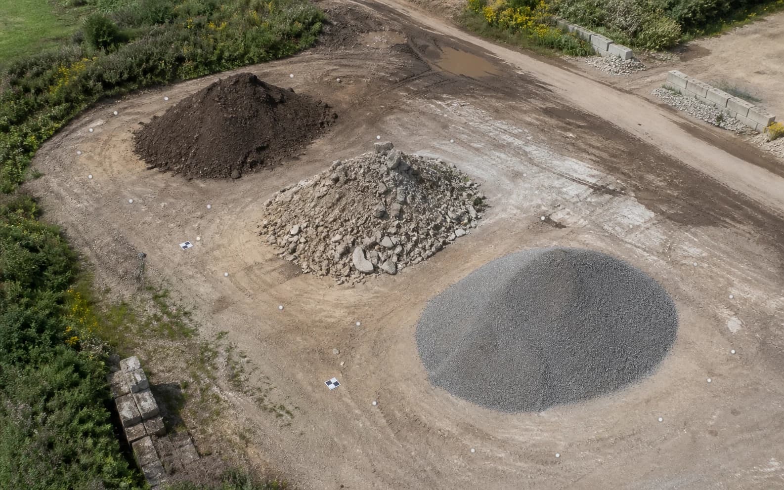 Drohnenaufnahme vollständig erfasster Haufwerke auf einem regionalen Materialplatz (Visualisierung)